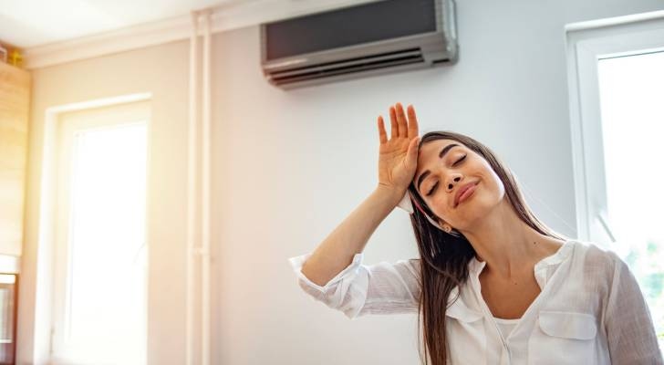 نصائح لترشيد استهلاك الكهرباء في صيف الأردن.. المكيفات الهوائية "الحصان الأسود" في فاتورة الكهرباء