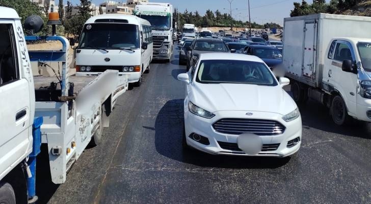 بالفيديو والصور .. انقلاب شاحنة يسبب أزمة سير خانقة على طريق المطار جنوب عمان