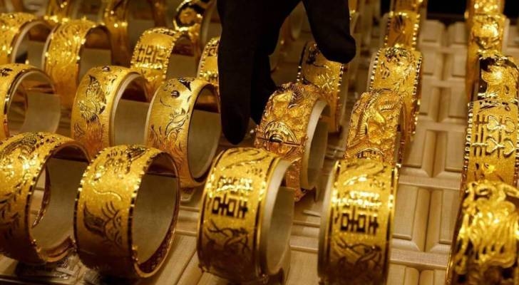 أسعار الذهب تتراجع عالمياً مع بداية تعاملات الأسبوع
