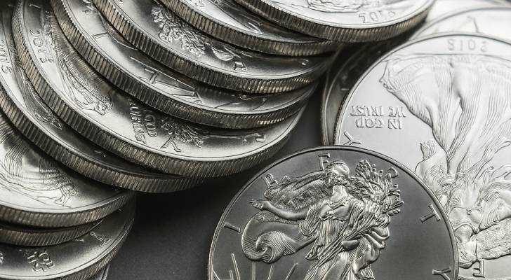 الفضة تستقر قرب 37.8 دولارًا وسط تقلبات طفيفة في الأسواق العالمية
