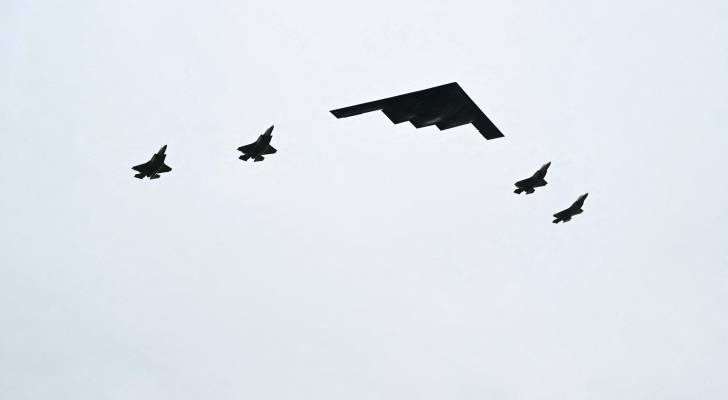 تحليق طائرات الشبح وF-35 في ألاسكا أثناء استقبال ترمب لبوتين