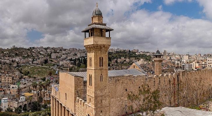 In unprecedented move, 'Israeli' forces prevent Fajr prayer at Ibrahimi Mosque