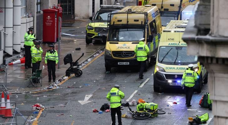 VIDEO - Car ploughs into crowd during Liverpool victory parade