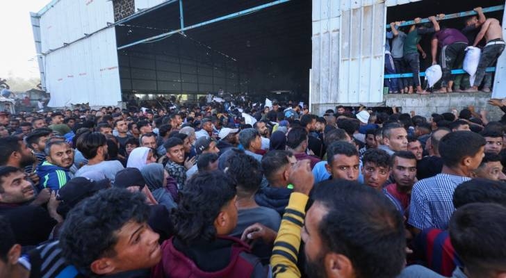 Two killed as thousands overrun World Food Program warehouse in Gaza