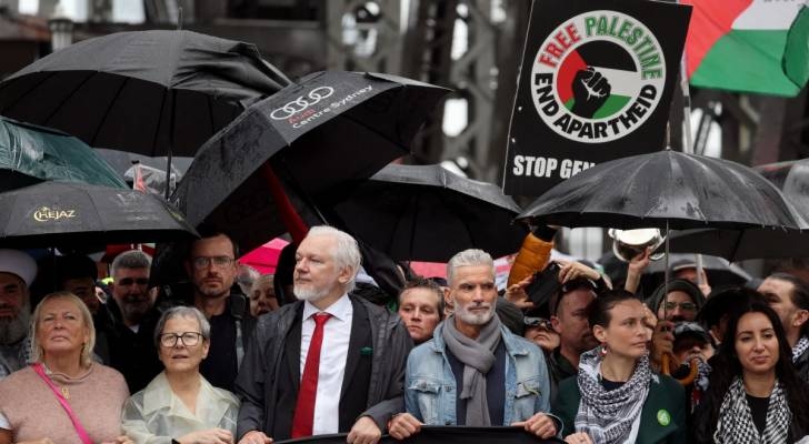 Julian Assange joins pro-Palestinian march in Australia