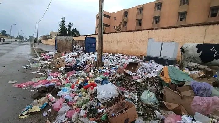 أزمة نفايات بعدد من المدن.. شركة 'أوزون' تمتنع عن أداء أجور عمالها والوفاء بالتزاماتها
