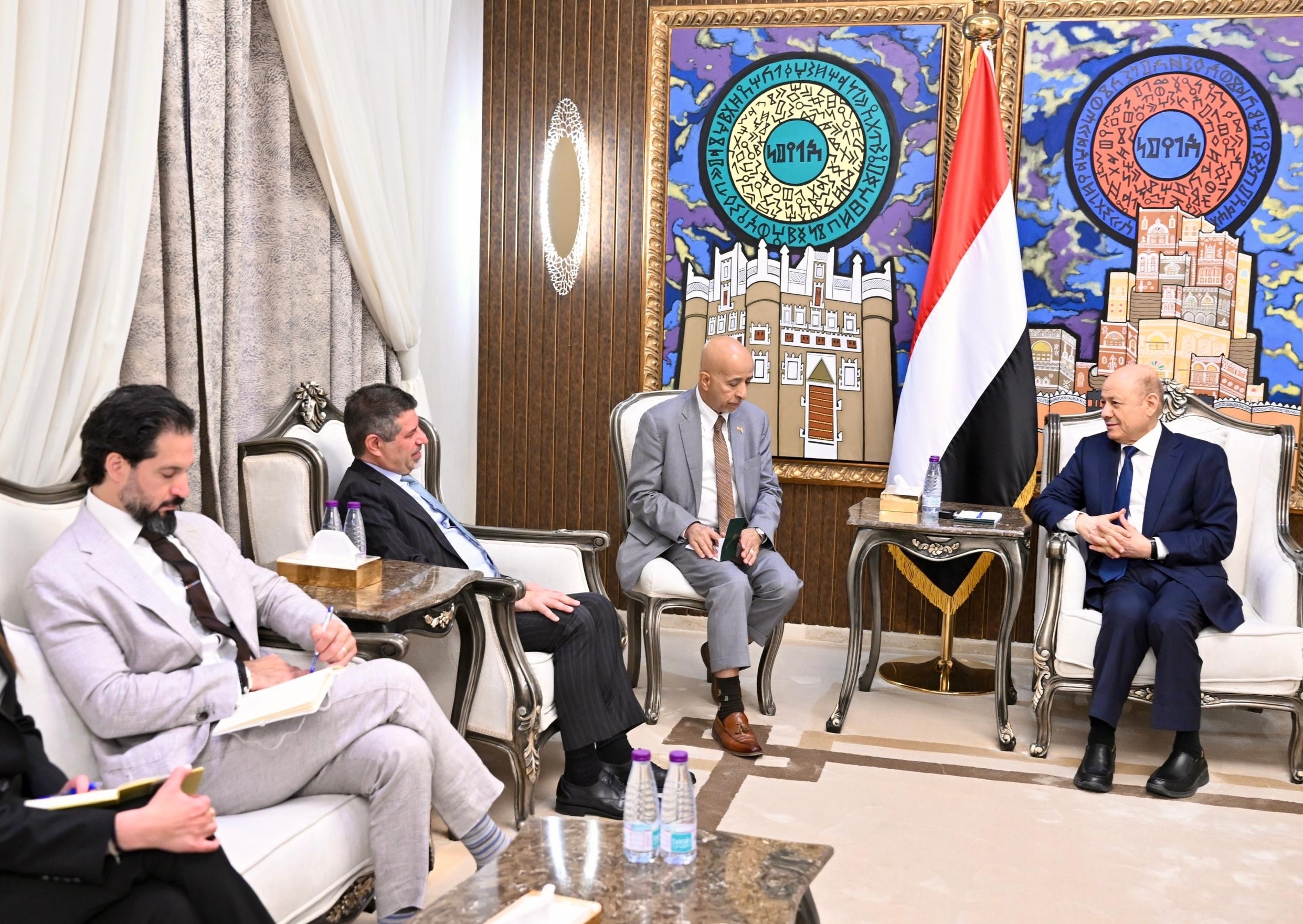 الولايات المتحدة تبحث مع الرئاسي اليمني 'سير الحملة ضد قدرات الحوثيين'