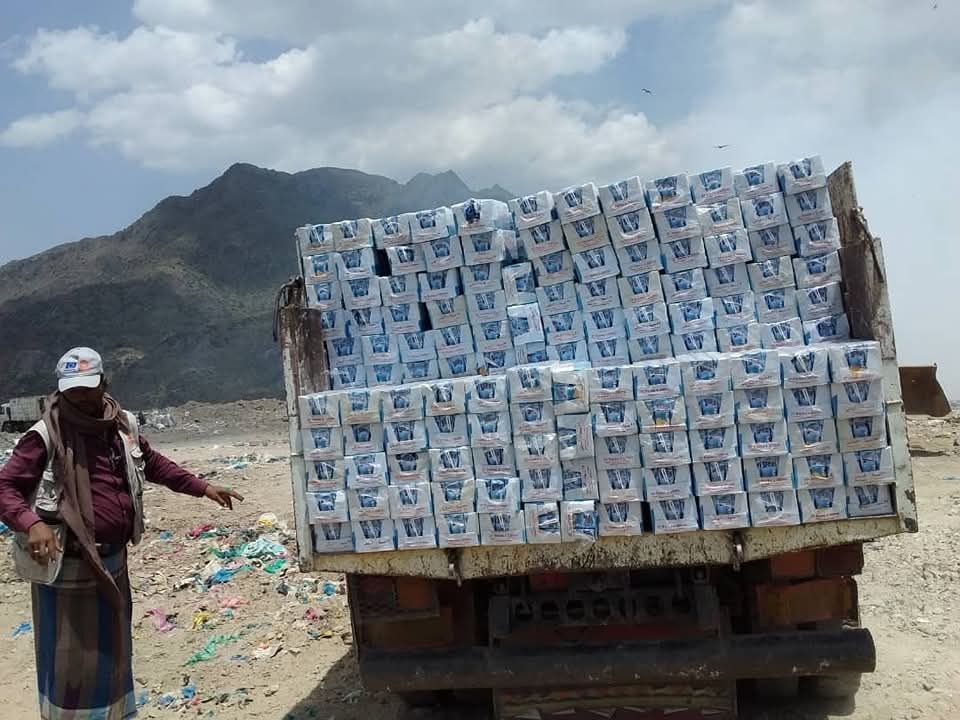 تعز... نيابة الصناعة والتجارة تتلف 1200 كرتون من مشروب مصري المنشأ يحتوي على مادة محظورة