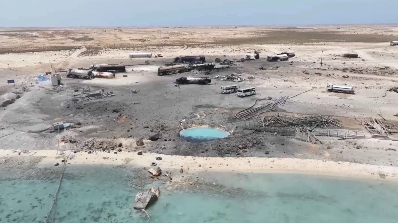 البحرية البريطانية تؤكد تحققها من تقارير تلقتها بمنع الحوثيين 11 سفينة من مغادرة &quot;رأس عيسى&quot;