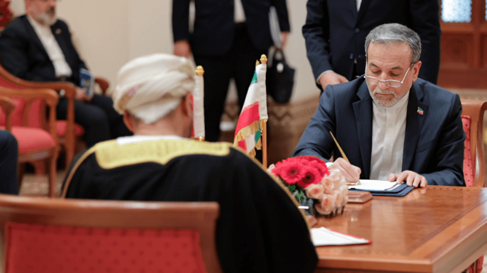 "رويترز" عن مسؤول إيراني: طهران تعتزم رفض المقترح النووي الأمريكي المقدم عبر الوساطة العُمانية