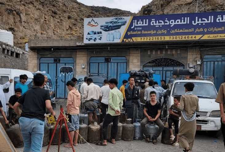 قطاع قبلي في لحج بإيعاز من 'محتكرين' يدخل تعز في أزمة غاز 'خانقة'.. ودعوات للمحاسبة