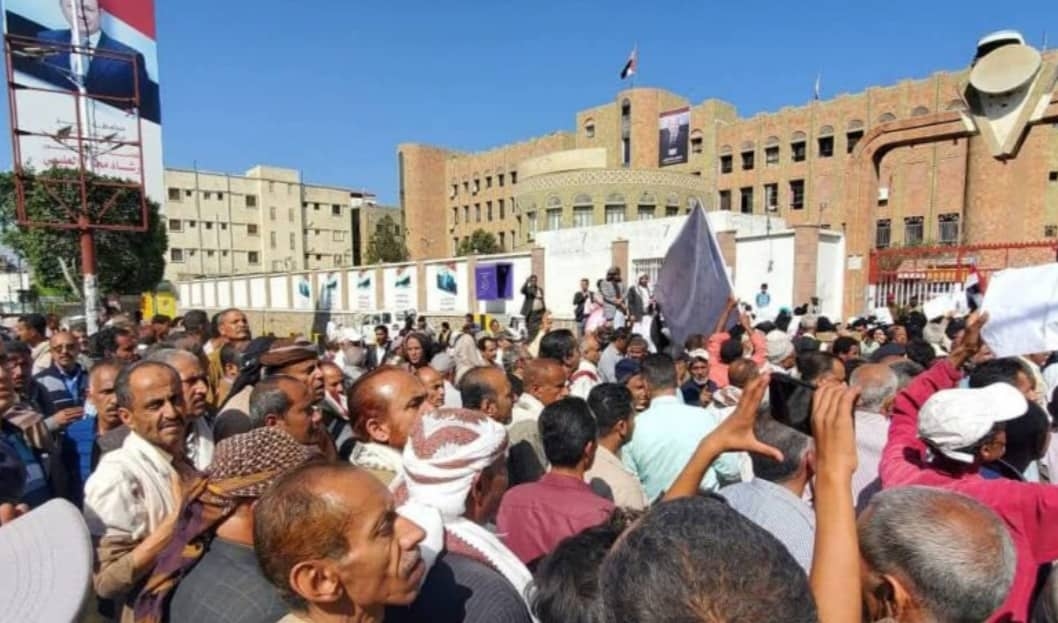 المئات من المعلمين في تعز يتظاهرون للمطالبة بصرف مستحقاتهم وتحسين أوضاعهم