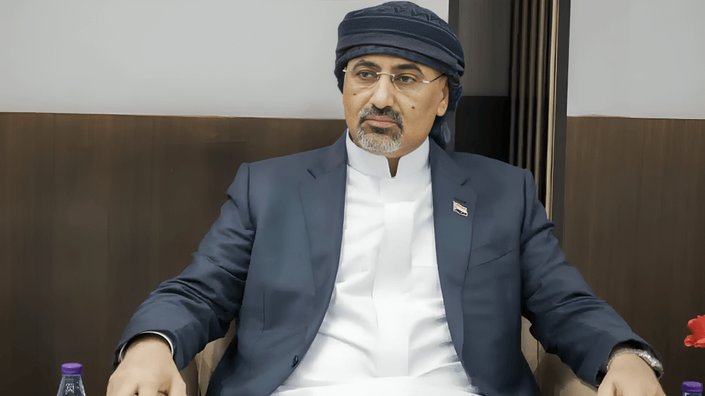 تقارير صحفية تتحدث عن تحويل 'عيدروس الزبيدي' لـ20 مليون دولار من الإيرادات الحكومية إلى حساب بنكي خاص في لندن