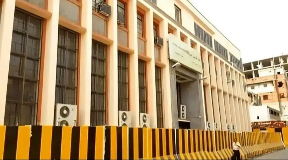 البنك المركزي اليمني يثبت سعر الصرف عند 760 للريال السعودي الواحد ويتوعد الصرافات المخالفة بـ&quot;سحب الترخيص&quot;