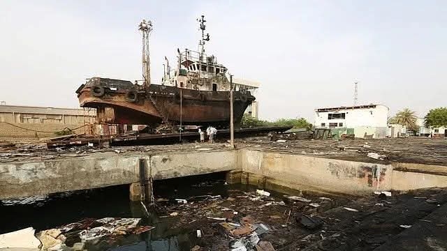 الجيش الإسرائيلي يهاجم أهدافًا تابعة للحوثيين ويمنع محاولات إعادة تأهيل ميناء الحديدة