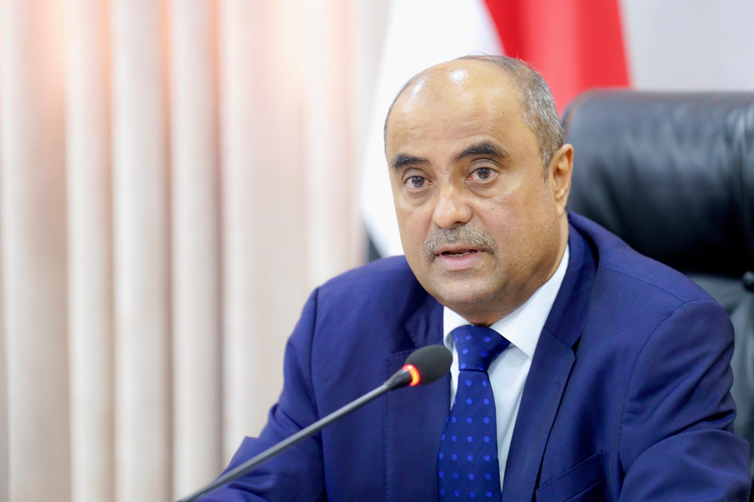 رئيس الحكومة اليمنية يُرجع تحسن صرف العملة إلى تكامل السياسات المالية والنقدية ويوّجه بحملات رقابة مكثفة