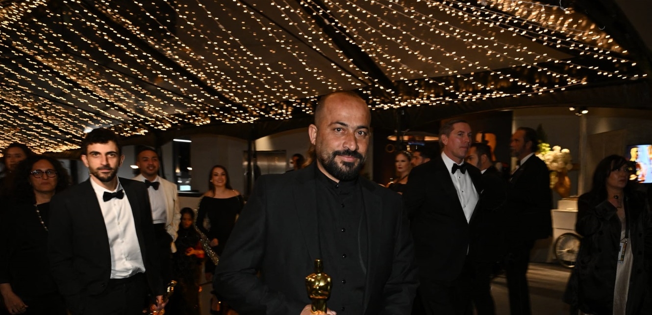 مستوطنون يعتدون عل مخرج الفيلم الفلسطيني لا أرض أخرى