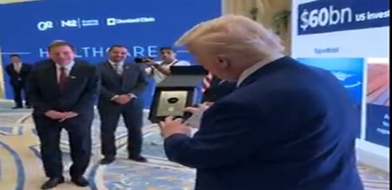بالفيديو… ترامب تلقى هديّة غير متوقّعة في الإمارات ما هي؟