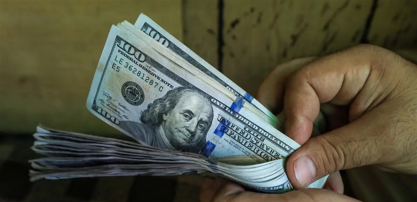 الدولار يسجل أطول سلسلة خسائر شهرية منذ خمس سنوات