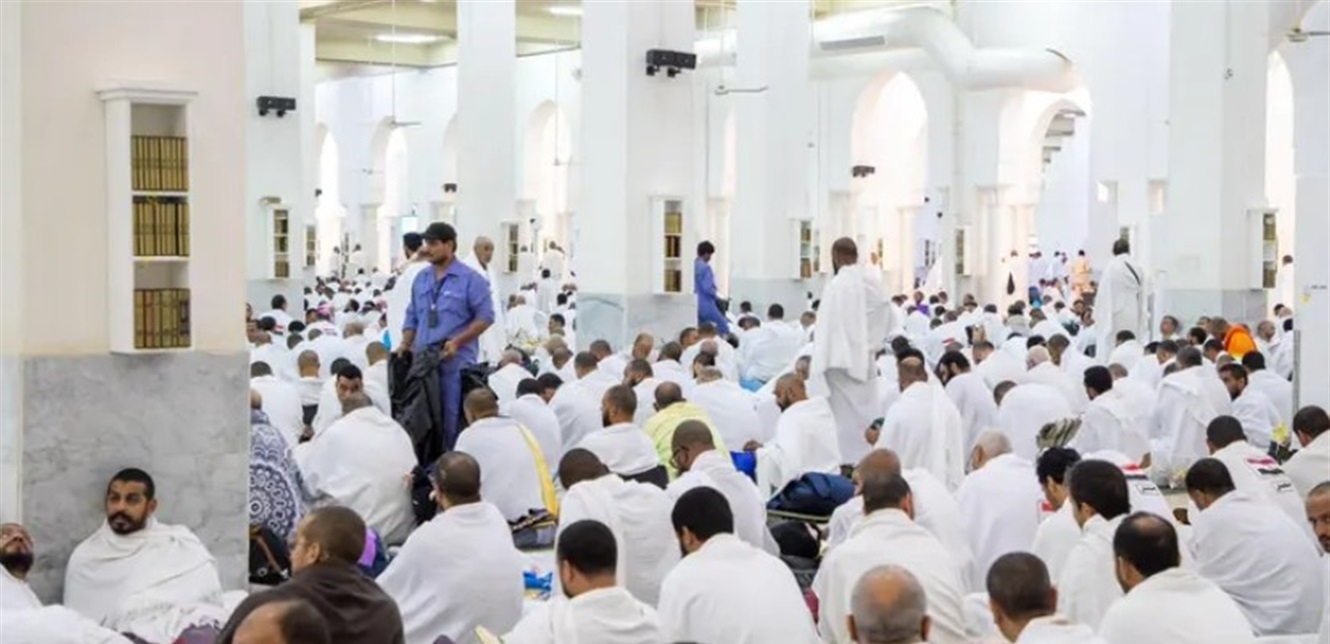 توافد الحجاج إلى مسجد نمرة للاستماع إلى خطبة عرفة