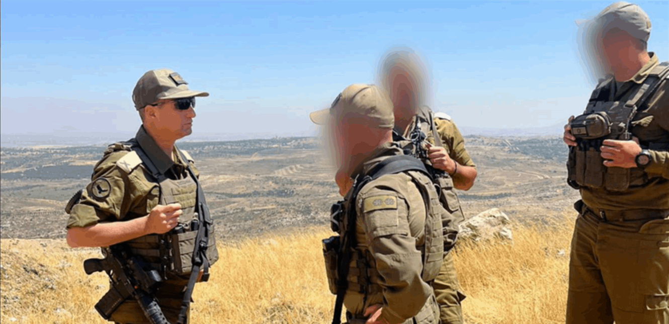 اقتادهم إلى إسرائيل… الجيش الإسرائيلي يعتقل عددًا من الأشخاص داخل سوريا (فيديو)