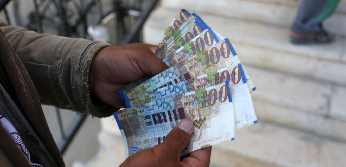 سماسرة يفرضون سطوتهم.. هكذا زاد الكاش معاناة سكان غزة!