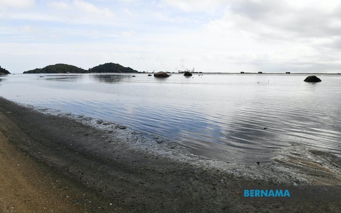 Pantai Esen Remains Muddy, State Govt Steps Up Clean-Up Efforts