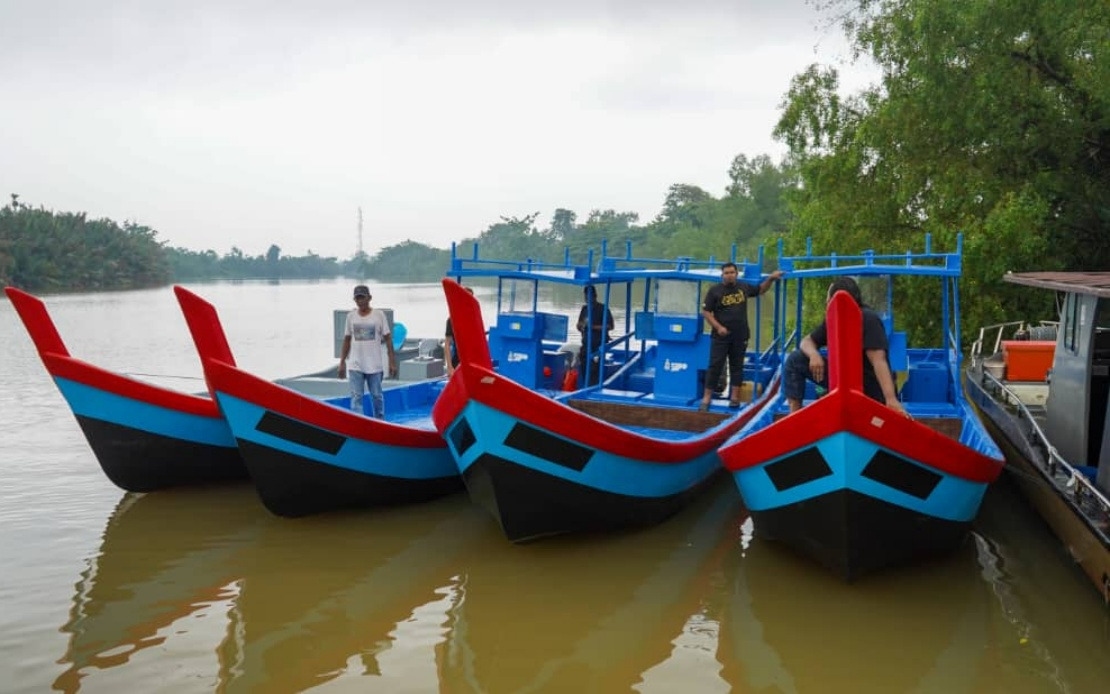 Six Penang Fishermen Receive New Boats, Engines Under SIMP Scheme