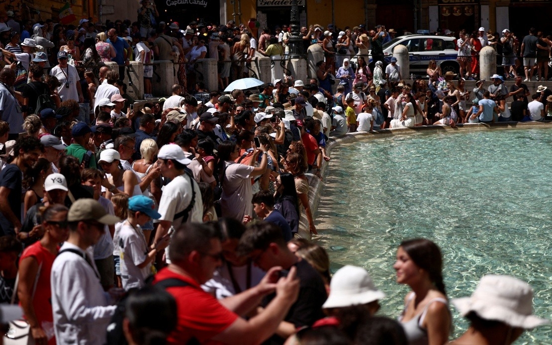 Rome Turns Off Trevi Fountain Lights In Solidarity With Gaza