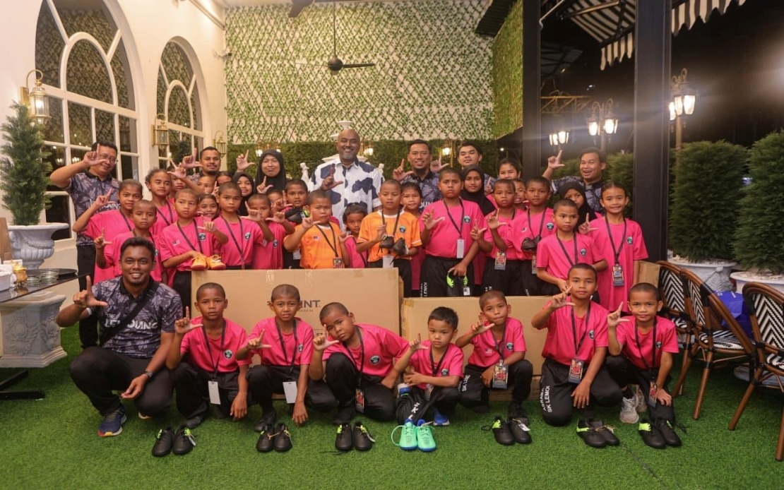 SK Lemoi Receives Man Utd Football Equipment From ShekhinahPR, ProEvents