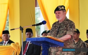 King Warns MINDEF Against Buying 'Flying Coffins'