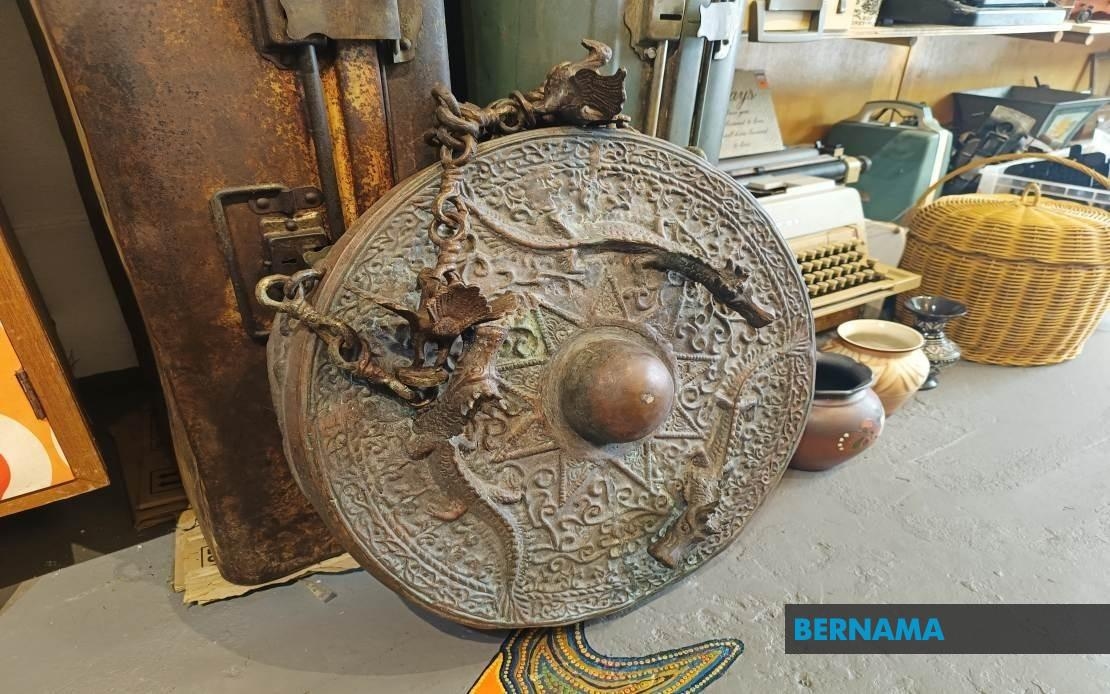 Kota Kinabalu Antique Shop Houses Rare 18th-century Borneo Gong With Dragon Motifs