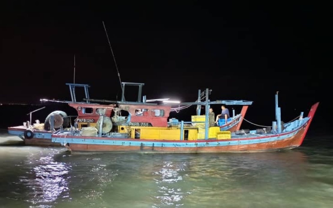 MMEA Seizes Trawl Boats, Marine Catch Worth RM80,000 In Kuala Kurau
