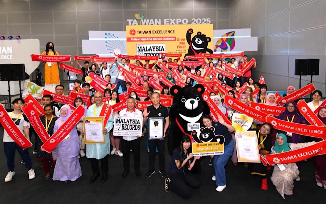 FuBear Sets Malaysia Record With 186 High-Fives In One Minute