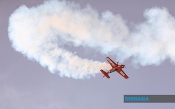 Veteran Pilot Lights Up Langkawi Skies With Sunset Aerobatics At LIMA ‘25