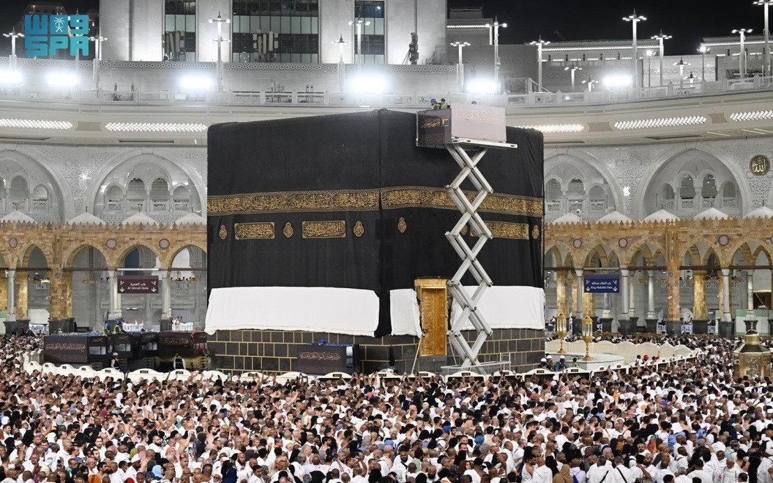 Two Holy Mosques Authority Completes Replacement Of Holy Kaaba Kiswa