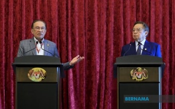 Petronas, Petros To Play Roles In Accordance With Existing Laws -- Abang Johari