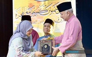 Maal Hijrah: Mother Of Education Minister Receives Saidina Abu Bakar As-Siddiq Award