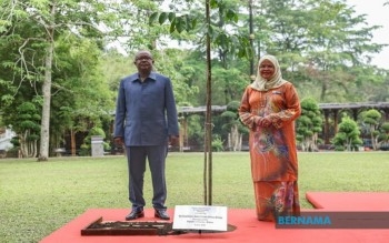 Guinea-Bissau President Embalo Concludes Visit By Planting Merbau Tree At Laman Perdana