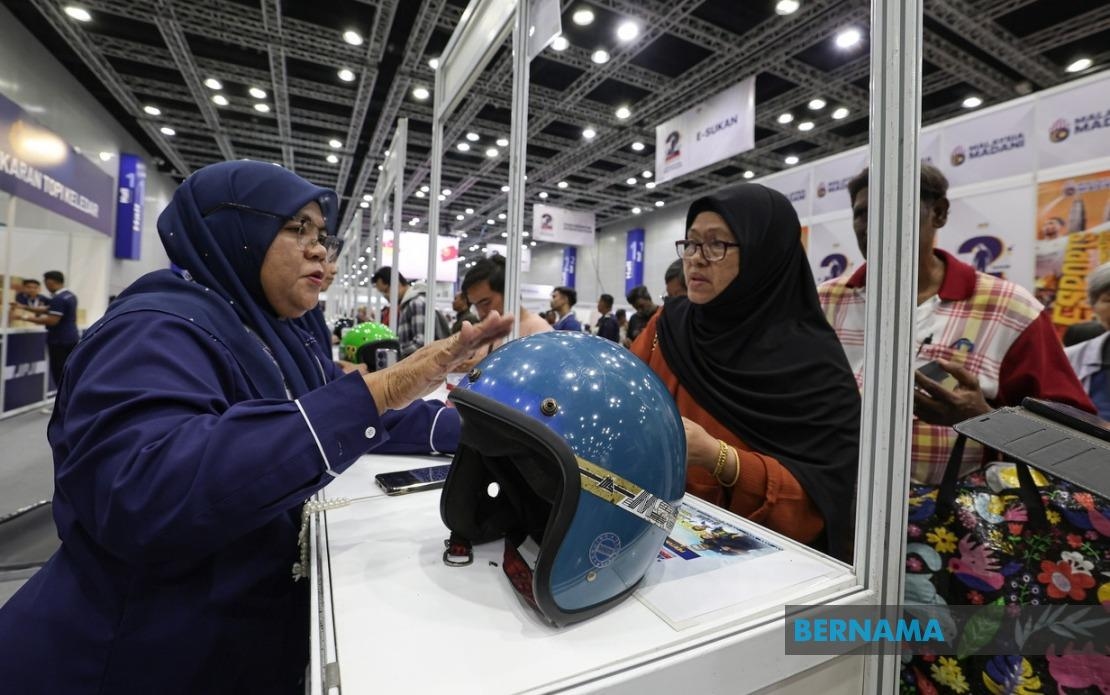 Johor PMR: JPJ Booth Draws Crowds With 3,000 Free Helmets Offered
