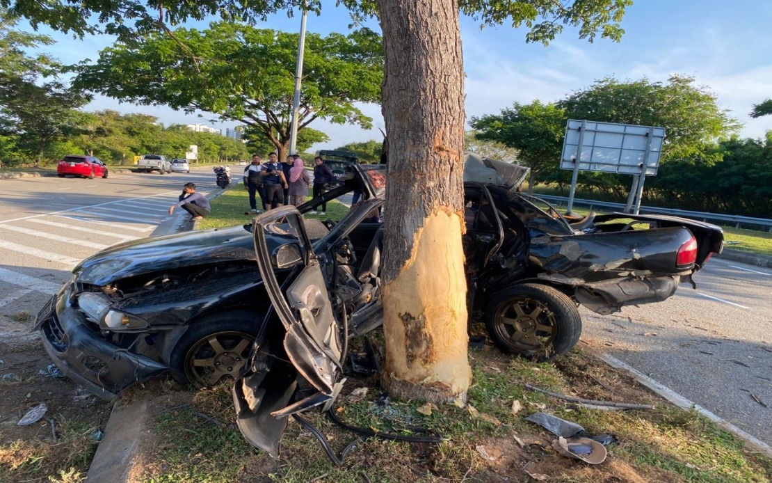 Two Friends Die After Car Crashes Into Tree In Melaka