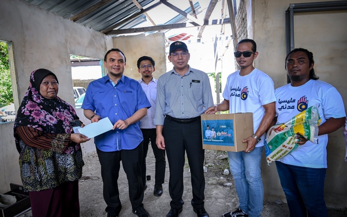 Anwar Presents Contribution To Poor Single Mother In Kuantan