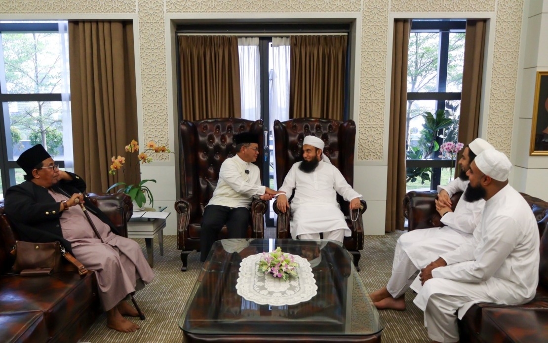 Mohd Nai'm Receives Courtesy Visit From Influential Pakistani Scholar