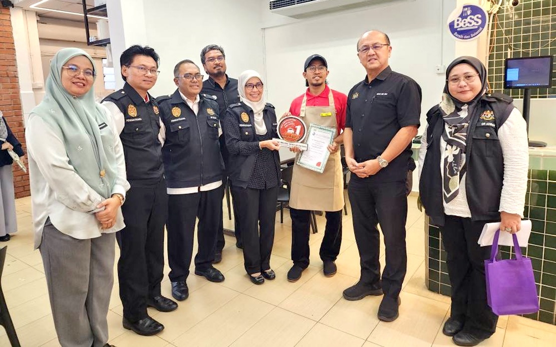 Melaka Steps Up Sugar Reduction Campaign After Study Reveals 1 In 2 People In State Are Overweight