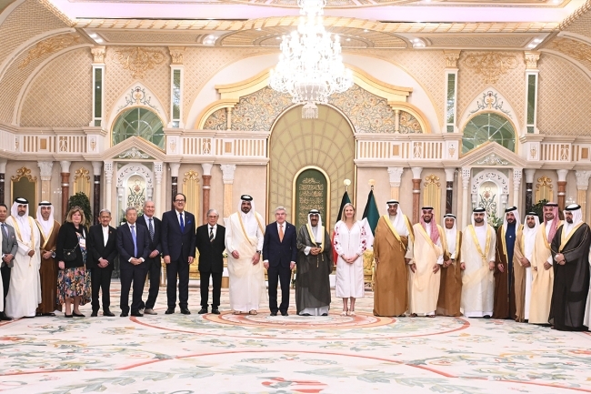 الأمير يستقبل رئيس وأعضاء اللجنة الأولمبية الدولية.. والرئيس المنتخب