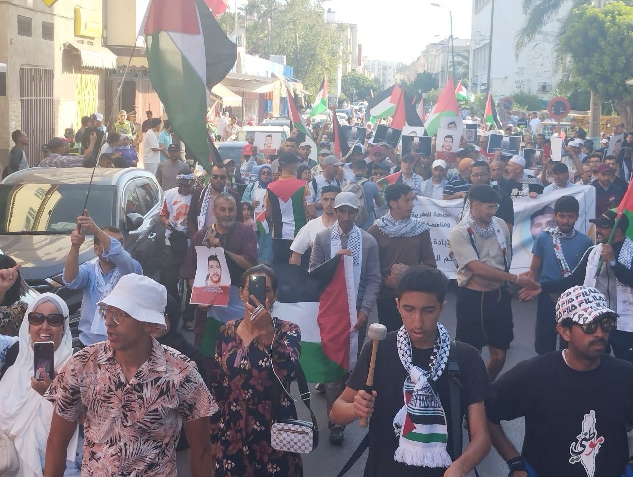 مغاربة يحتجون بميناء الدار البيضاء ضد رسو سفينة يُشتبه بنقلها معدات عسكرية إلى إسرائيل