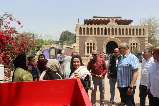 محافظ القليوبية يشارك المواطنين احتفالات شم النسيم بالقناطر الخيرية ويشيد بمبادرة 'ربيعنا أحلى'