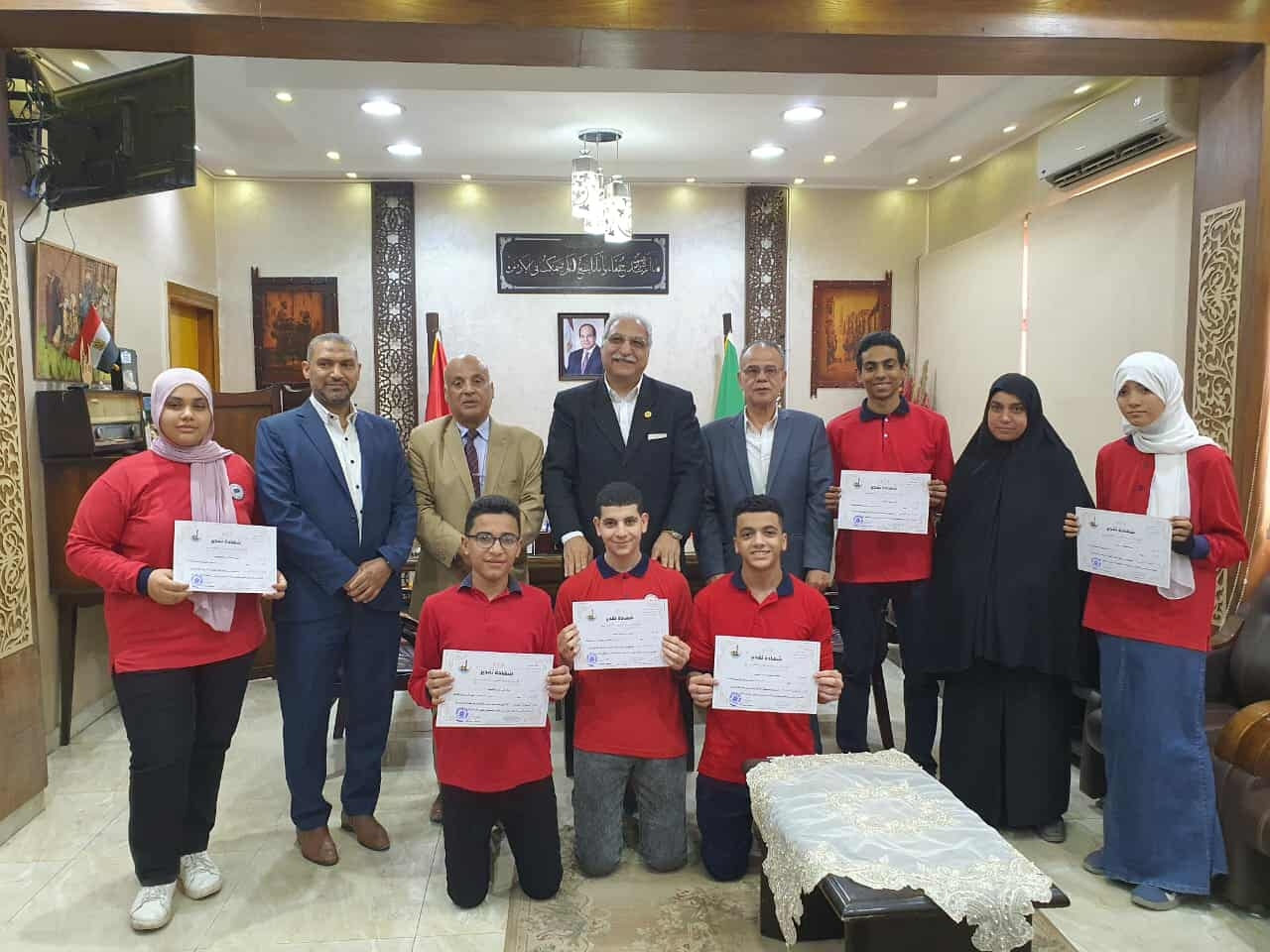 عبده ‘ يكرم اوائل مدارس اللغات والفائزة بالمركز الأول على مستوى الجمهورية في الإلقاء الشعرى