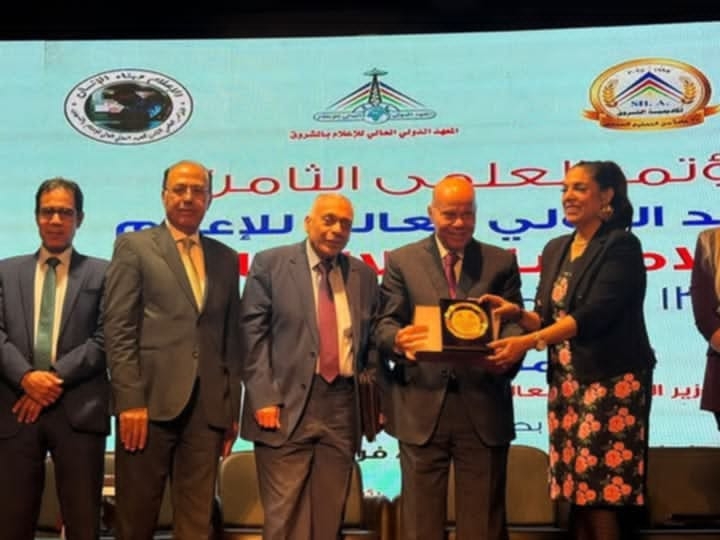 تكريم أ.د. راندا رزق في مؤتمر الإعلام بأكاديمية الشروق تقديرًا لعطائها الأكاديمي والمجتمعي