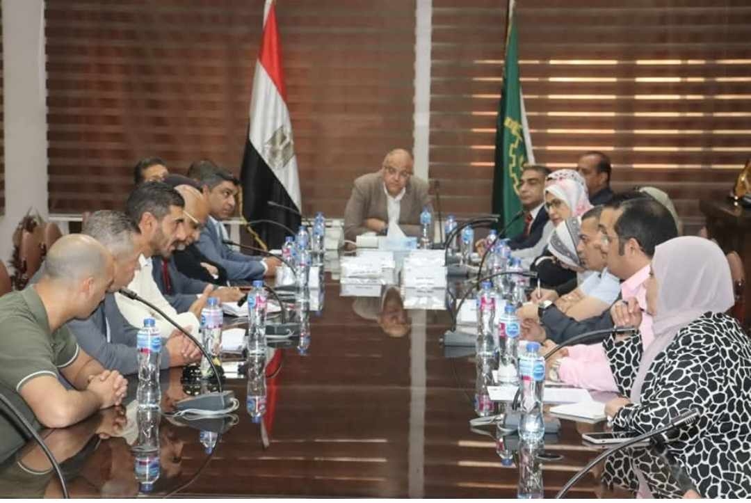 محافظ القليوبية يترأس اجتماعًا موسعًا لبحث إتاحة خدمات إضافية للمواطنين على كورنيش النيل